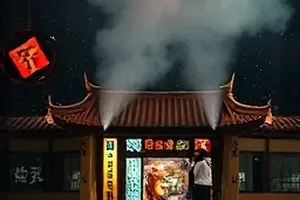 《半个雪天》横版剧照：公交站台落了一半的雪与长椅
