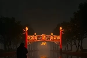 《老城拳谱》横版剧照：旧武馆木人桩与斑驳墙面